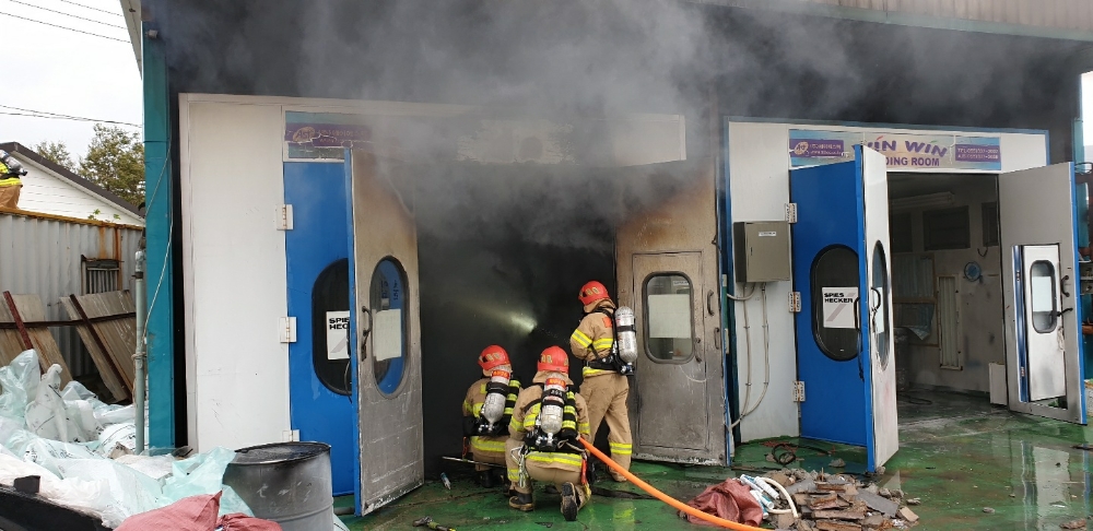 7일 오후 울산 북구 천곡동 자동차정비소 화재를 진화하고 있다.(사진제공=울산소방본부)