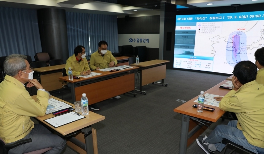 홍진근 수협 대표이사(사진 좌측)가 6일(일) 수협 안전조업상황실에서 비상대책본부 상황점검회의를 실시하고 “태풍 피해를 최소화하기 위해 모든 수단을 동원하라”고 지시했다.(사진=수협중앙회)