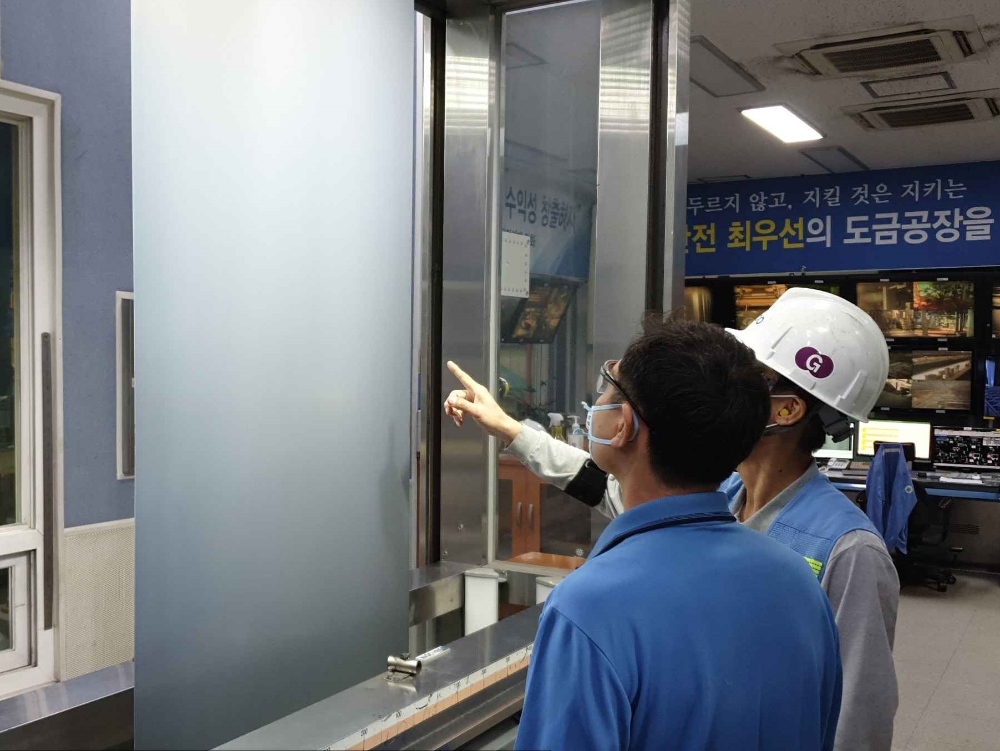 편면 도금 제품을 생산하는 모습.(사진=포스코)