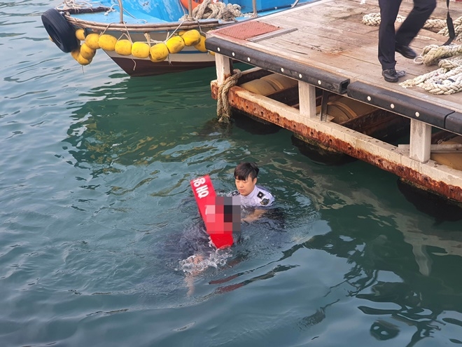 배성연 순경이 익수자를 구조하고 있다.(사진제공=부산해양경찰서)