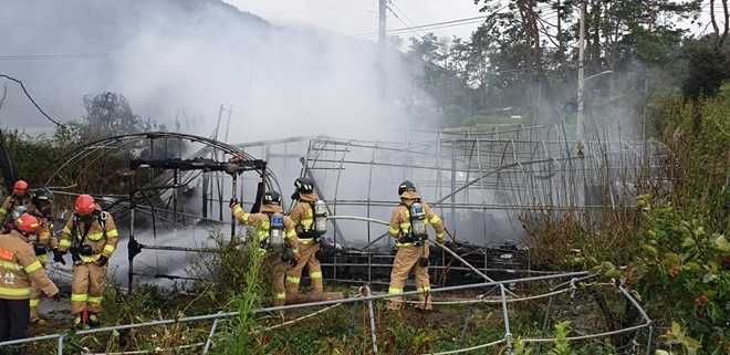 농막 화재를 진화하고 있다.(사진제공=울산소방본부)