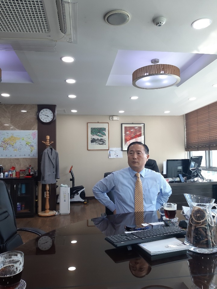 유가족 대표인 선윤관 씨가 본지와 인터뷰를 하고 있다.