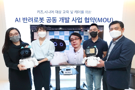 17일 서울 송파구 스테이지파이브 본사에서 진행된 AI 반려로봇 공동 사업을 위한 업무협약식에서 왼쪽부터 아쇼카 한국 이혜영 대표, KT AI BigData사업본부장 김채희 상무, 누와 로보틱스 Leo Guo 대표, 스테이지파이브 서상원, 이제욱 공동대표가 기념 사진을 찍고 있다. 사진=KT