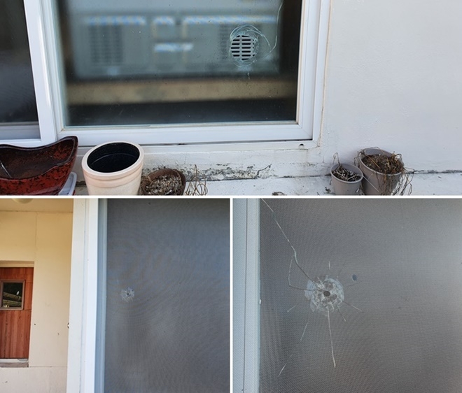 고라니 포획단원이 쏜 산탄 2발이 220m떨어진 가옥유리창 파손.(사진제공=부산경찰청)