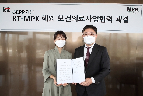 서울 종로구 KT 광화문빌딩 East에서 열린 ‘해외거점형 대한민국 디지털 & 바이오 헬스 사업을 위한 업무협약식에서 KT AI/BigData사업본부장 김채희(왼쪽) 상무, ㈜메디컬파트너스코리아 김헌진 대표이사가 기념사진을 찍고 있다. 사진=KT