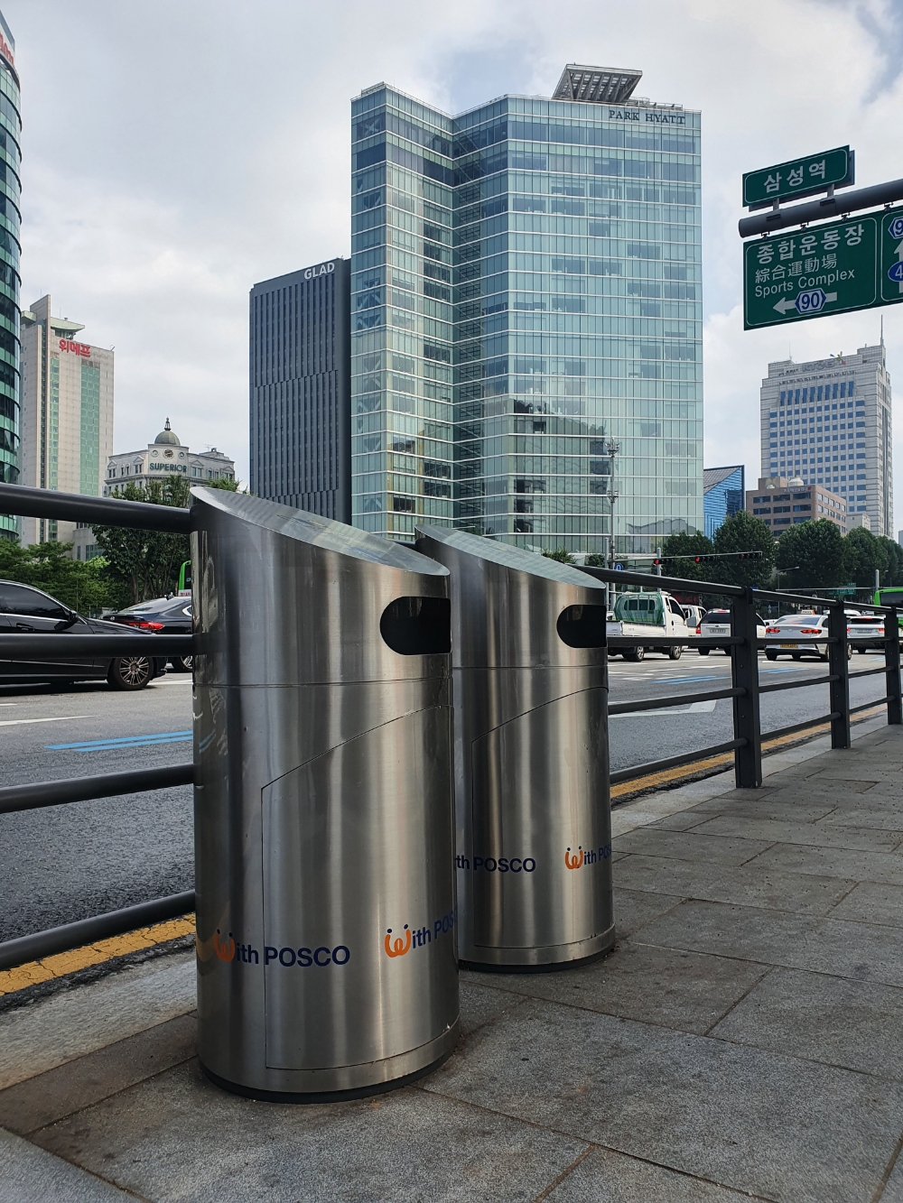 강남구 테헤란로에 설치된 친환경 가로휴지통.(사진=포스코)