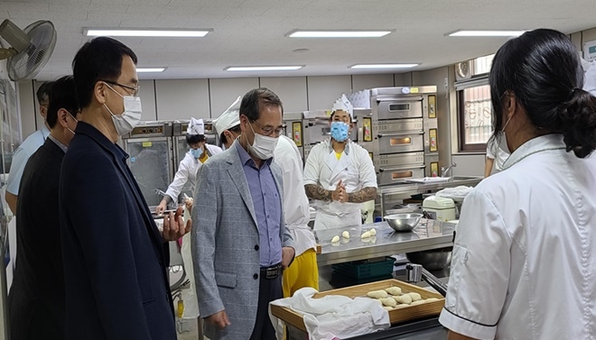 배성근 부교육감이 읍내정보통신학교 시설을 참관하고 있다.(사진제공=대구소년원)