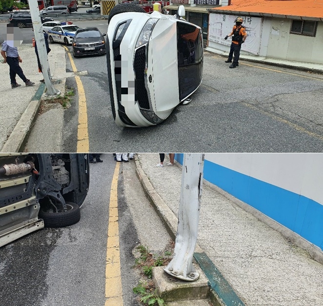 23일 오전 해운대구 우동 공사현장 앞 오르막 도로서 가로등 충격 좌전도 사고.(사진제공=부산경찰청)