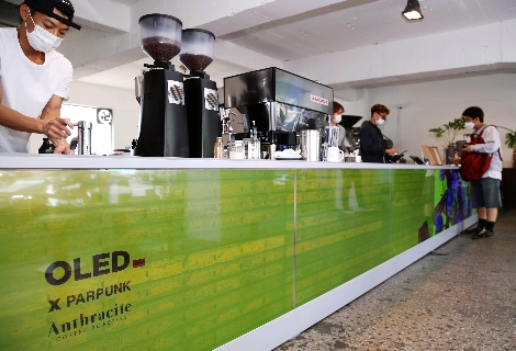 앤트러사이트 한남점에 설치된 LG디스플레이 투명 OLED 모습. 사진=LG디스플레이