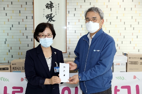 홍진근 수협중앙회 대표이사(사진 우측)가 23일 서울 강동구에 위치한 주몽재활원을 찾아 강향식 원장(사진 좌측)에게 위문금을 전달하고 있다. 사진=수협중앙회