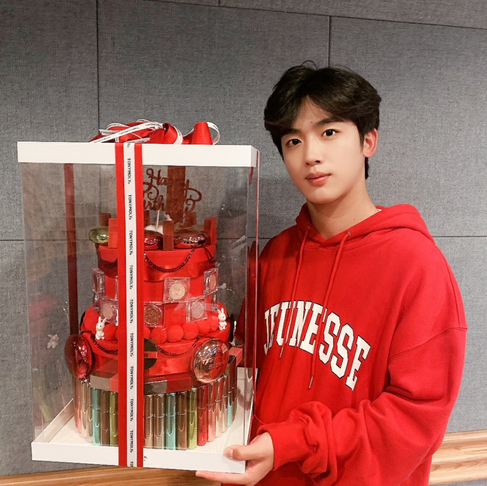 모델 김요한 생일 축하 기념 ‘쇼킹 케익’ 전달 생일 기념 축하 이벤트. (사진= 토니모리)