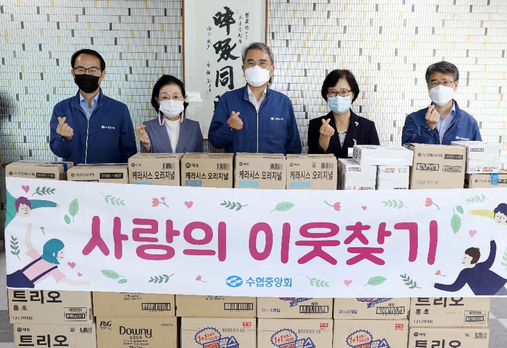 홍진근 수협중앙회 대표이사(사진 가운데)가 23일(수) 서울 강동구에 위치한 주몽재활원을 찾아 장선옥 이사장(사진 좌측에서 두번째)과 강향식 원장(사진 우측에서 두번째)에게 위문금과 위문품을 전달하고 있다. (사진=수협중앙회)