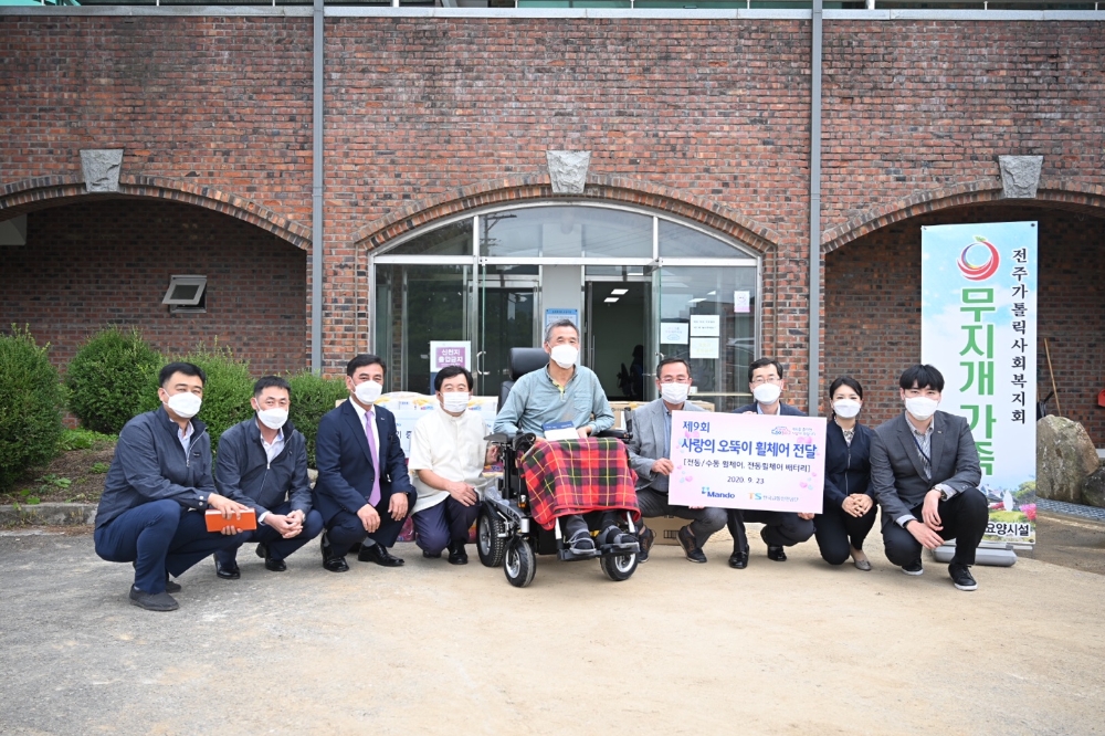 한국교통안전공단 전재철 처장(오른쪽 네번째), 만도 김구현 상무(왼쪽 세번째), 오남석 수혜자(가운데)