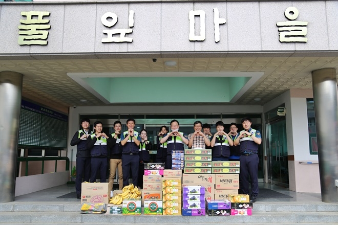 창원중부서 경찰관들이 24일 풀잎마을을 방문해 청소봉사활동과 미리준비한 위문품을 전달하고 기념촬영. (사진제공=창원중부경찰서)