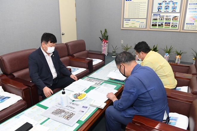 9월 24일 오전 9시 기장군수와 기획청렴실장이 기장군의회 의장실을 방문해 기장읍·일광면 특별재난지역 선포에 따른 53억원 국비 지원과 공공도서관 3곳 건립비 174억원 국·시비 확보에 대해 기장군의회 김대군 의장에게 설명하고, 제2차 기장형 재난기본소득 지급의 필요성과 당위성을 설명하며 기장군의회의 협조를 구하고 있다.(사진제공=부산 기장군)