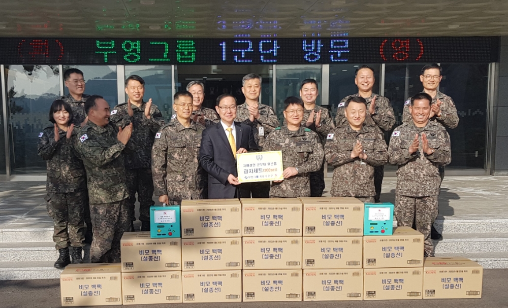 지난 1월 17일 부영그룹 이중근 회장을 대신해 부영그룹 관계자가 1군단 관계자들과 설 위문품 전달식을 했다.(사진=부영그룹)