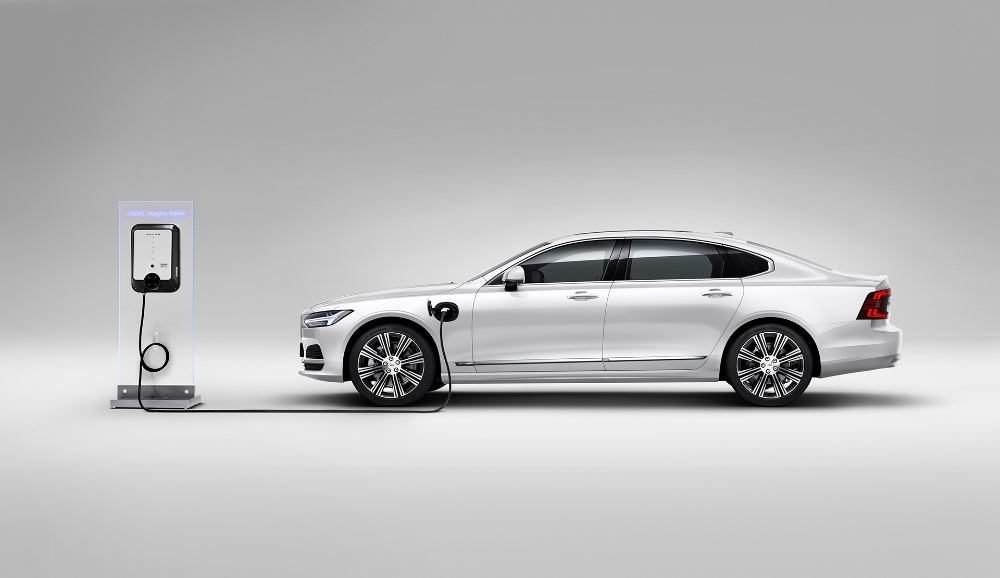 신형 S90 T8 인스크립션 충전 컷.(사진=볼보자동차코리아)