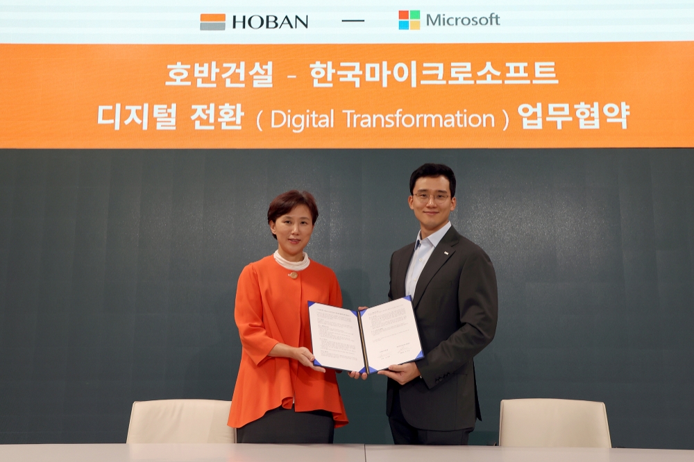 (왼쪽) 한국마이크로소프트 이지은 대표이사와 (오른쪽)호반건설 김대헌 기획담당 임원이 기념촬영을 하는 모습.(사진=호반건설)