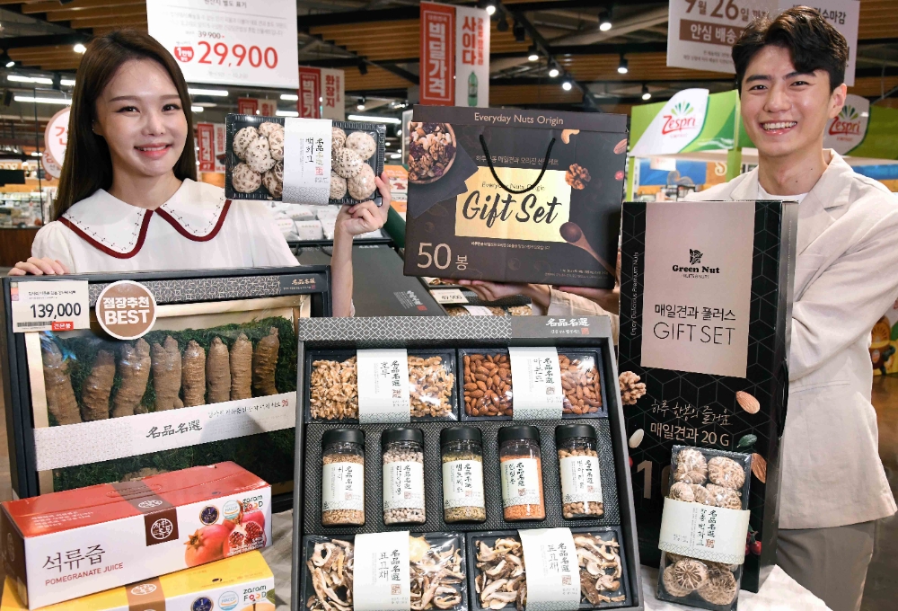 홈플러스 강서점에서 모델들이 건식∙채소 선물세트를 선보이고 있다. 코로나19 사태 장기화로 면역력 관리를 돕는 제품 수요가 증가하고 있다. 이에 홈플러스는 ‘매일 견과 플러스’를 1+1 판매하고, ▲‘산지기획 홍천 더덕 세트’ ▲‘건강 담은 밥상 세트’ ▲‘정성 담은 상황 영지 혼합세트’ ▲‘착한톡톡 석류즙/도라지배즙/사과비트즙’ ▲‘청도 반건시 곶감 세트’ 등 건강 식재료로 구성한 선물세트를 선보인다. 홈플러스는 10월 4일까지 행사카드* 결제 고객 대상 최대 50% 할인해 판매하고, 최대 50만원 상품권을 증정한다.