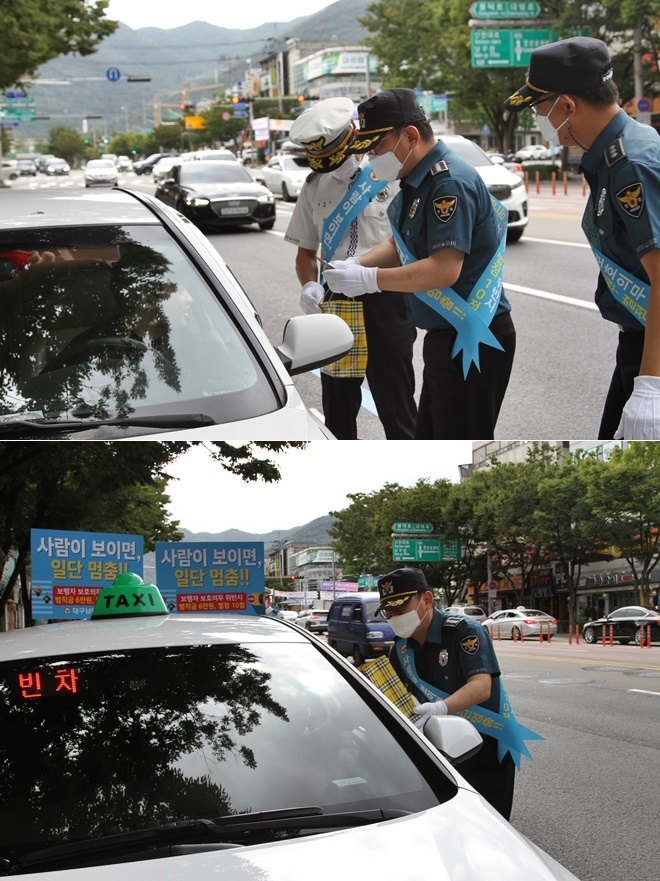 강영우 대구남부서장이 24일 영대병원네거리에서 준법운전자에게 깜짝 선물을 나눠주며 안전운전을 당부하고 있다.(사진제공=대구남부경찰서)