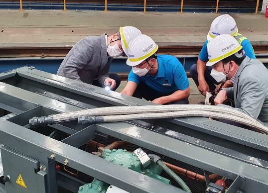 한국철도 직원들이 추석 연휴 대비 차량분야 특별 안전 점검을 시행하고 있다.(사진=코레일)