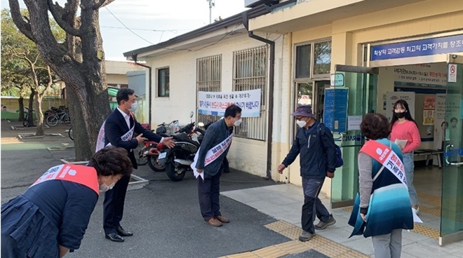 9월 28일 호계역에서 국민의힘 울산북구당협 박대동 위원장과 당원들이 귀성인사를 드리고 있다.(사진제공=국민의힘 울산북구당협)