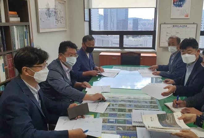 10월 5일 오후 1시 30분 기장군수(왼쪽 창측)와 관계공무원들이 대전시 서구 정부대전청사 내 문화재청을 방문해 기장읍성의 학술적 가치와 보존정비계획, 사적지정의 필요성 등에 대해 설명하고 신속한 국가사적 지정을 요청하고 있다.(사진제공=부산기장군)