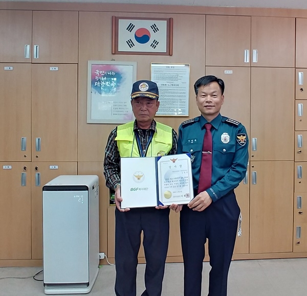 이태규 서장이 6일 오후 아동안전지킴이 김창균씨에게 감사장을 전달하고 기념촬영.(사진제공=창원서부경찰서)