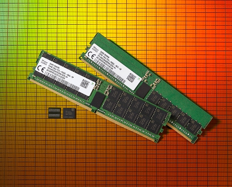 SK하이닉스가 세계최초로 출시한 2세대 10나노급(1ynm) DDR5 D램. 사진=SK하이닉스