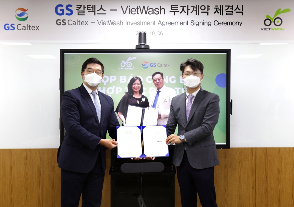 (왼쪽부터) GS칼텍스 경영혁신부문장 허철홍 상무, 비엣워시 및 브이아이 오토모티브 서비스 팜 티 탄 비 대표, 페트로리멕스 사이공 응웬 반 칸 회장, GS칼텍스 소매기획부문장 조광옥 상무 등이 6일 오후 화상회의로 진행한 지분 투자 계약 체결식에서 기념사진을 촬영하고 있다.(사진=GS칼텍스)