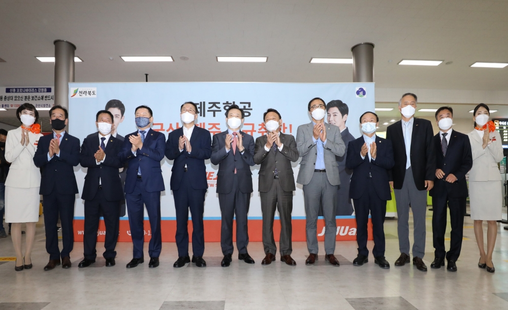 군산공항에서 열린 제주항공 군산~제주 노선 취항식에서 내외빈들과 군산~제주 신규 취항편 객실승무원들이 기념사진을 촬영하고 있다. 사진 왼쪽 다섯 번째부터 우범기 전라북도 정무부지사, 제주항공 김이배 대표이사, 강임준 군산시장..(사진=제주항공)