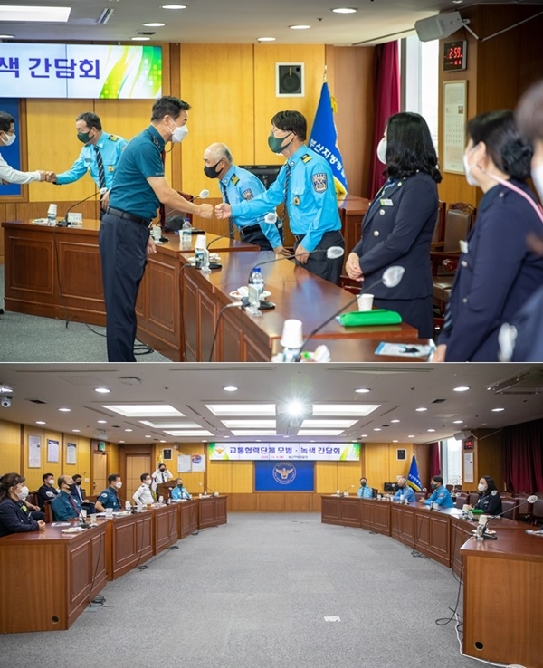 진정무 부산경찰청장이 간담회에 참석한 교통협력단체와 악수를 나누고 있다.(사진제공=부산경찰청)