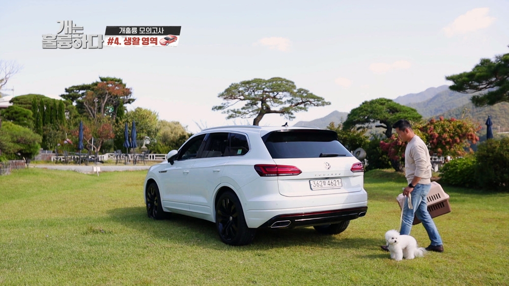 폭스바겐 투아렉과 강형욱 훈련사.(사진=폭스바겐코리아)