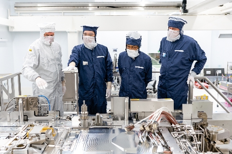 왼쪽부터 마틴 반 덴 브링크(Martin van den Brink) ASML CTO, 이재용 삼성전자 부회장, 김기남 삼성전자 DS부문장 부회장, 피터 버닝크(Peter Wennink) ASML CEO. 사진=삼성전자