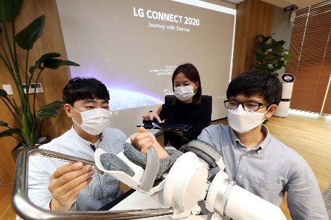 LG가 14일부터 15일까지 이틀간 온라인을 통해 누구나 참여가능한 스타트업 행사 'LG 커넥트'에 참가한 '에이치로보틱스' 직원이 재활 보조용 로봇 수트를 시연하고 있다. 사진=LG