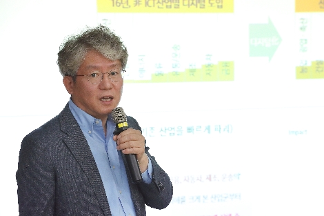KT 융합기술원 홍경표 원장이 4대 산업용 융합 AI 엔진을 설명하고 있다. 사진=KT