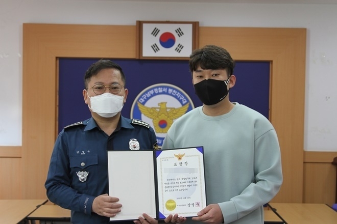 강영우 서장이 표창장을 수여하고 기념촬영.(사진제공=대구남부경찰서)