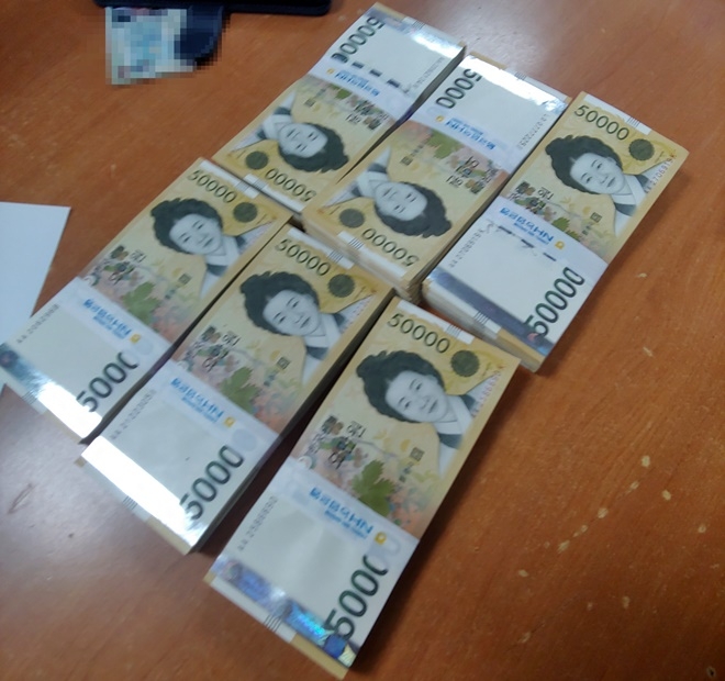 보이스피싱조직에 속아 인출해 전달하려던 3천만원.(사진제공=부산경찰청)