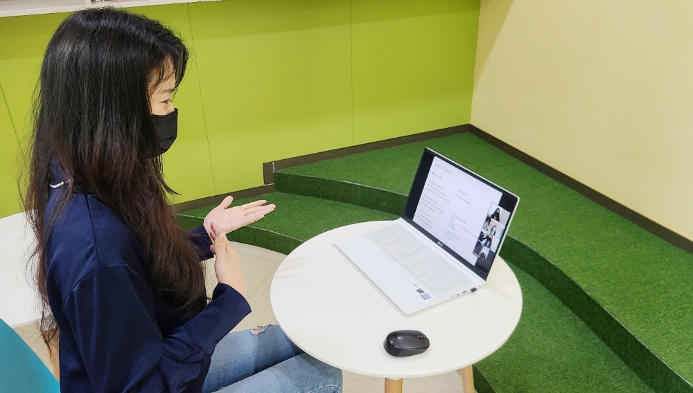 한강 롯데캐슬 22단지 입주민 재능기부자가 언택트 문화 강좌를 진행하고 있다.(사진=롯데건설)