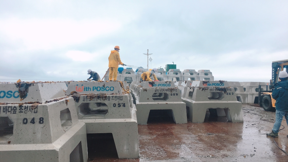 작업자가 트리톤에 어초를 이식하는 모습.(사진=포스코)