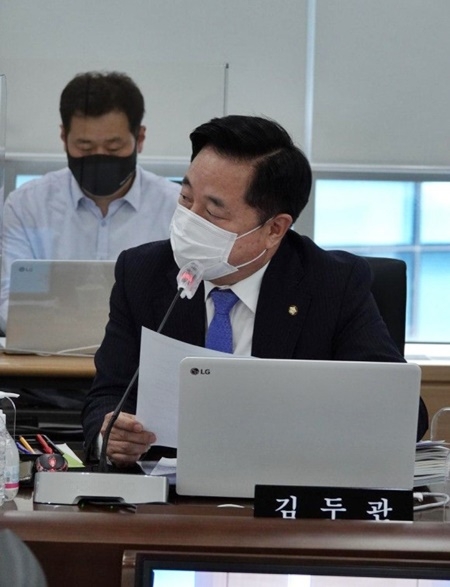국감질의 김두관 의원.(사진제공=김두관의원실)