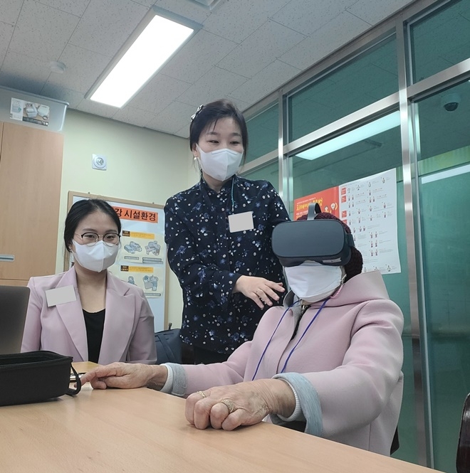 19일 정관보건지소내 기장군치매안심센터에서 해운대백병원 신경과와 협업해 1대1 대면 노인인지개선 프로그램을 진행하고 있다.(사진제공=부산 기장군)