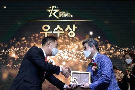 LG전자 심상보 IR담당이 한국IR협의회 측으로부터 우수상을 받고 있다. 사진=LG전자