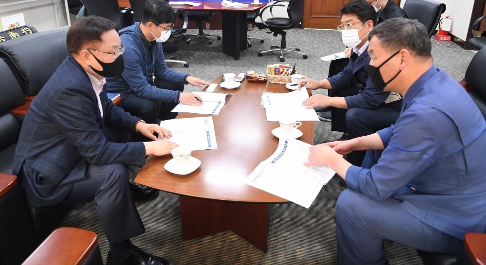 10월 22일 오후 2시 기장군수(사진우측) 및 기장군 관계자는 대전 유성구 소재 한국연구재단을 방문해 홍남표 사무총장과 면담을 가졌다. 면담에서 기장군수는 기장군 동남권 방사선 의·과학 일반산업단지 내 주요 국책사업인 수출용 신형 연구로 개발 사업, 중입자 가속기 구축지원사업, 방사성동위원소 융합연구기반 구축 사업 등에 대해 기본적인 현안을 설명하고, 원활한 추진을 위하여 재단 차원의 지원방안을 논의하고 있다. (사진제공=부산 기장군)