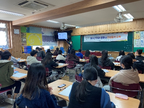 신용보증기금 직원이 20일 대구 동구 소재 불로중학교를 방문해 학생들을 대상으로 진로특강을 진행하고 있다. 사진=신용보증기금