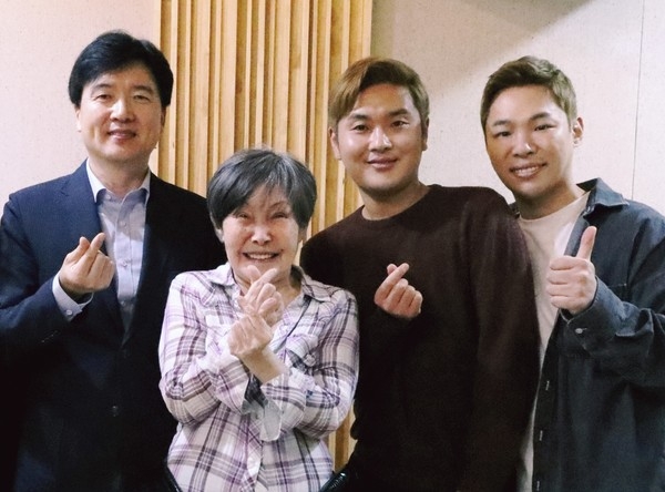 (왼쪽부터) 시인 강원석, 가수 윤복희, 작곡가 김경범, 김지환.(사진제공=대한적십자사)