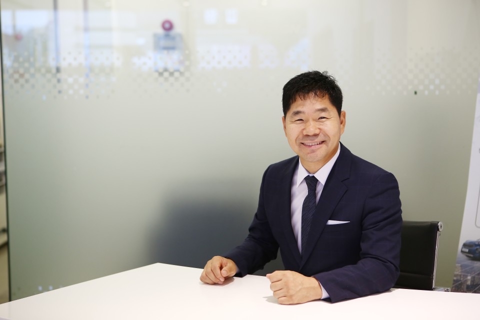 달성한 심동섭 영업부장이 동광주지점에서 포즈를 취하고 있는 모습.(사진=기아자동차)