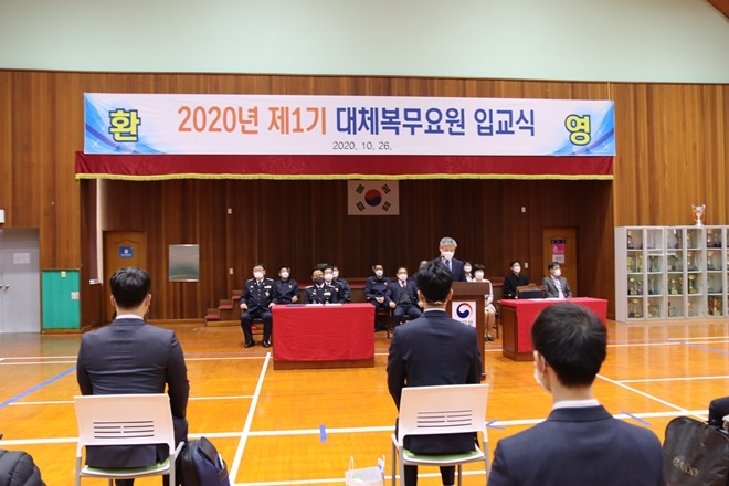 신경우 보안정책단장이 26일 대체복무 교육센터 입교식에서 신규 교육생에게 인사말을 하고 있다.(사진제공=법무부)