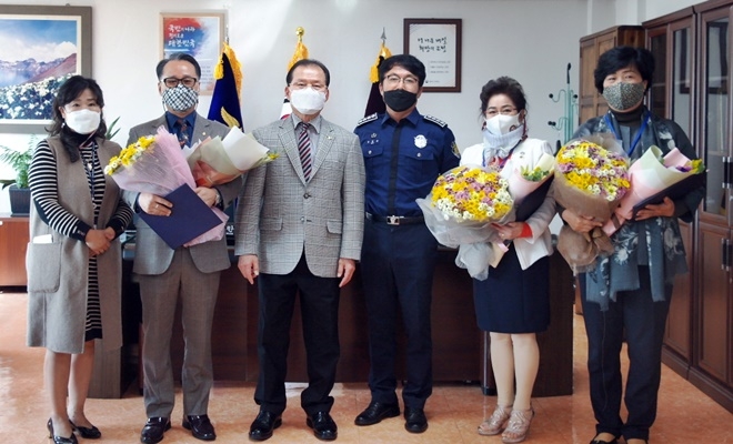 신규 교정위원 3명에 대한 위촉식을 갖고 한천용 소장과 기념촬영.(사진제공=울산구치소)