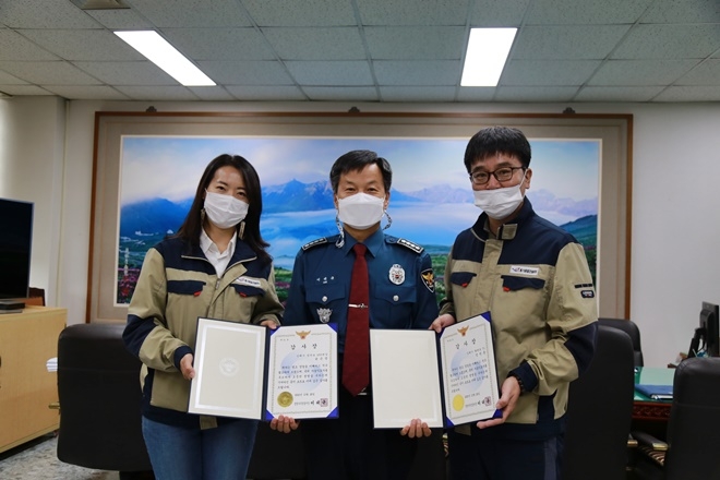 이태규 서장이 극단적선택 시도자를 구조한 시민 2명에게 감사장을 전달하고 기념촬영.(사진제공=창원서부경찰서)